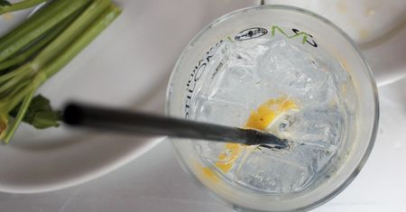 Napój gazowany o obniżonej zawartości kalorii, z dodatkiem aspartamu i kofeiny (inny niż cola)