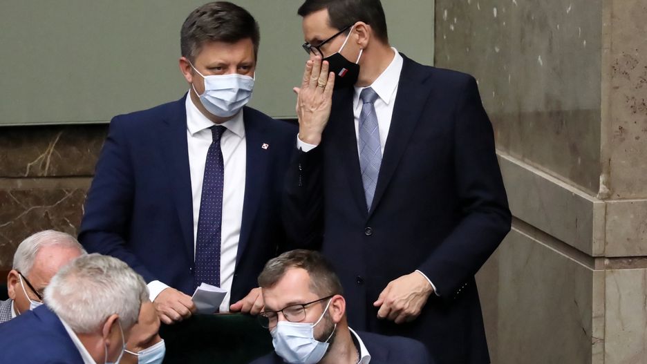Mateusz Morawiecki, Micha� DworczykWarszawa, 17.09.2021. Premier Mateusz Morawiecki (P) i szef KPRM Micha� Dworczyk (L-g�ra) na sali plenarnej ni�szej izby parlamentu, 16 bm. w Warszawie. Pos�owie rozpatruj� m.in. rz�dowy projekt ustawy o rodzinnym kapitale opieku�czym i g�osuj� nad poprawkami Senatu do kilku ustaw, w tym do noweli ustawy o wynagrodzeniu os�b zajmuj�cych kierownicze stanowiska pa�stwowe. (jm) PAP/Tomasz GzellTomasz Gzell9, 9., Dziewi�ta , IX , kadencja, kadencji , Obrady , Polityka, posiedzenie, sejm, coronavirus, covid-19, epidemia, izba parlament, maseczka, maseczki, maska, maski, ochronna, ochronne, pandemia, pose�, pos�owie, sala plenarna, sars-cov-2, stan epidemii