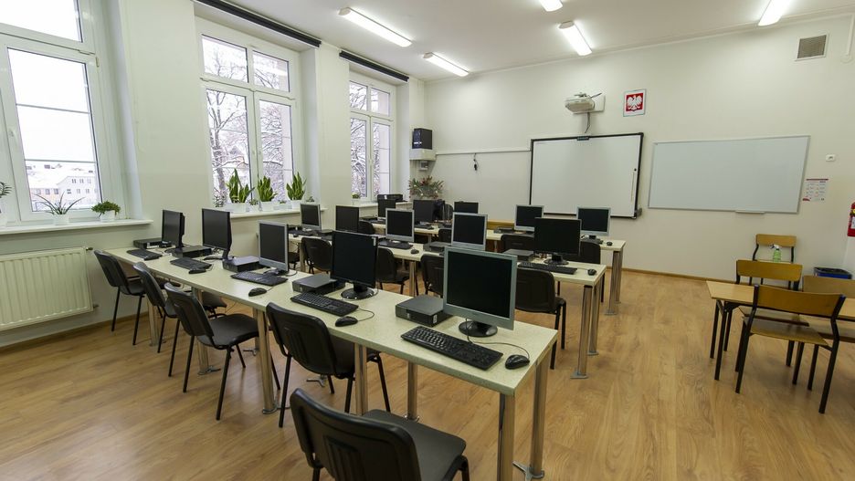 Oburzenie po decyzji władzy. Nie każdy nauczyciel dostanie laptopa