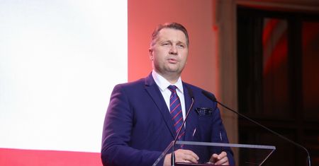 Czarnek grzmi w sprawie prac domowych w szkołach. "Nie ma przepisu"