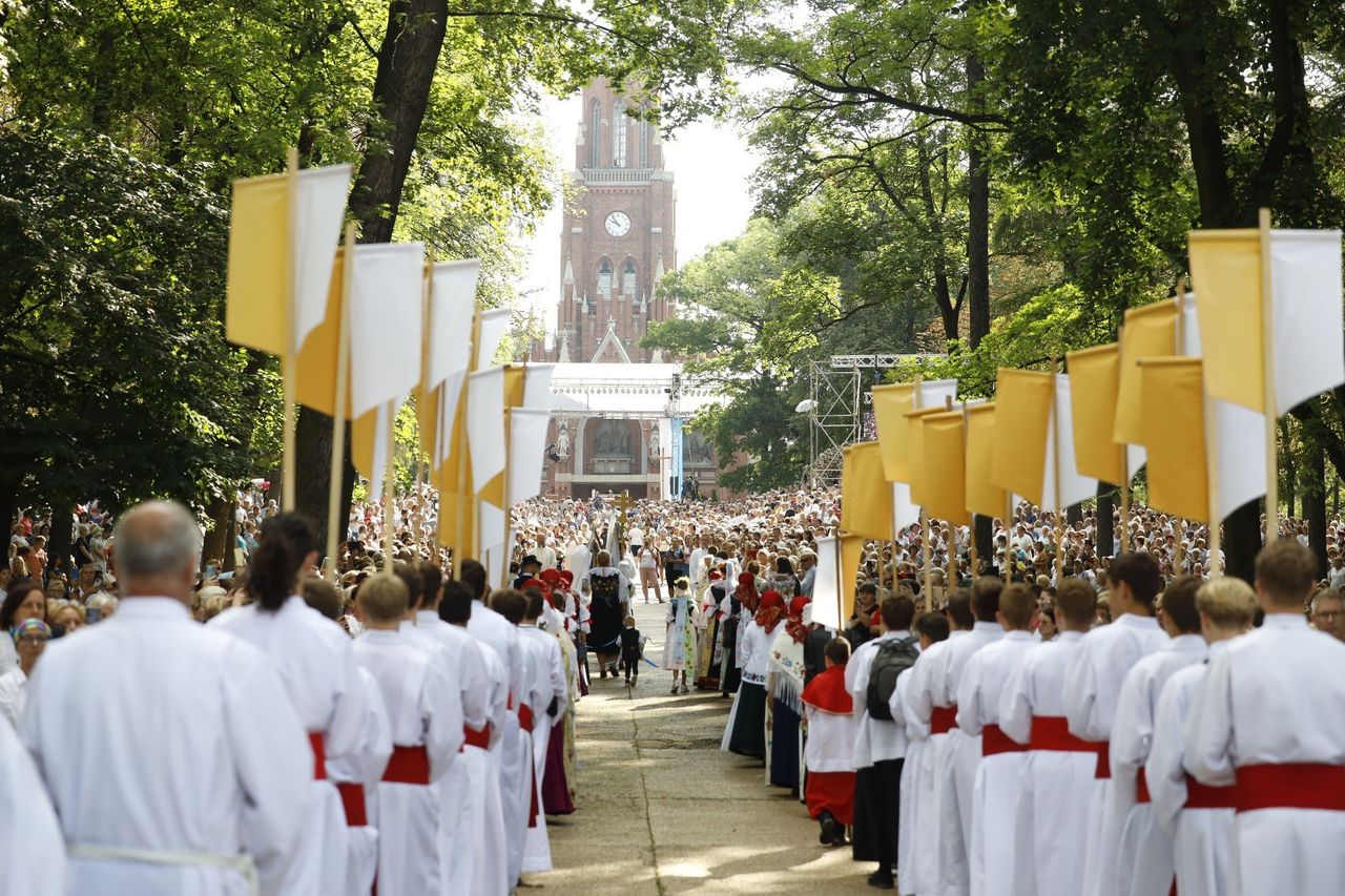 Piekary Śląskie: Pielgrzymka 17 sierpnia. Ważne informacje dla mieszkańców i kierowców. Sprawdź, gdzie zaparkować i jak ominąć korki
