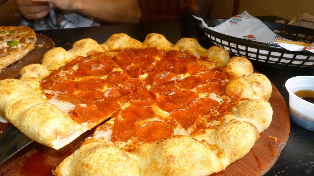 Średnia pizza z serem z serem na brzegach (Pizza Hut)