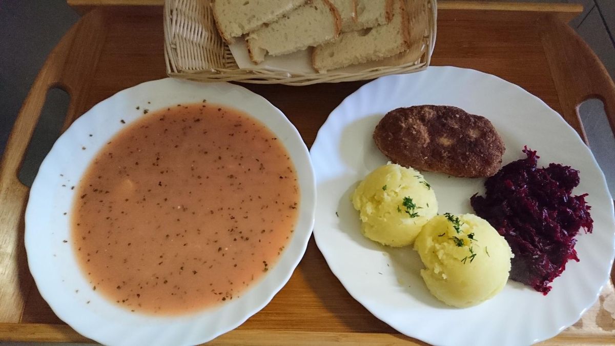 Jedzenie w Bistro & Pizza Pod Zegarem, wedle klientów, pozostawia wiele do życzenia