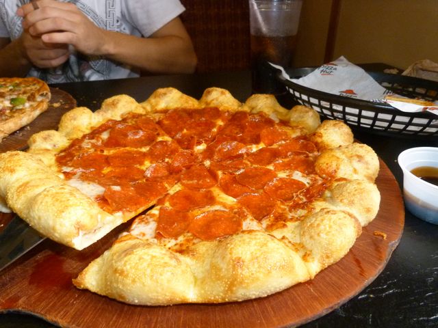 Średnia pizza z serem z serem na brzegach (Pizza Hut)
