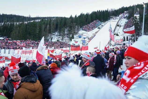 Kibice na Wielkiej Krokwi podczas serii próbnej przed sobotnią drużynówką w Zakopanem. Fot. Tomasz Markowski/SONY