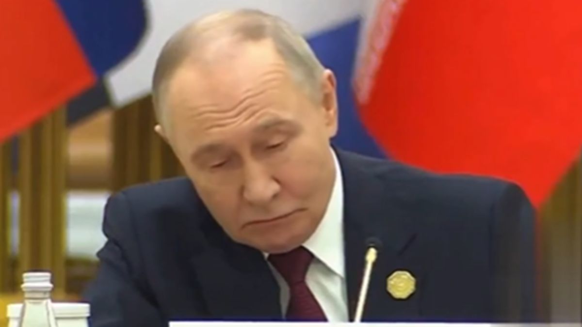 Putin bezradnie patrzył na mikrofon.