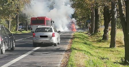 Pożar auta na wjeździe do Lublina. Trwa akcja gaśnicza, duże utrudnienia w ruchu
