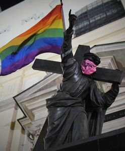 Warszawa. Umorzono postępowanie ws. tęczowych flag na pomnikach