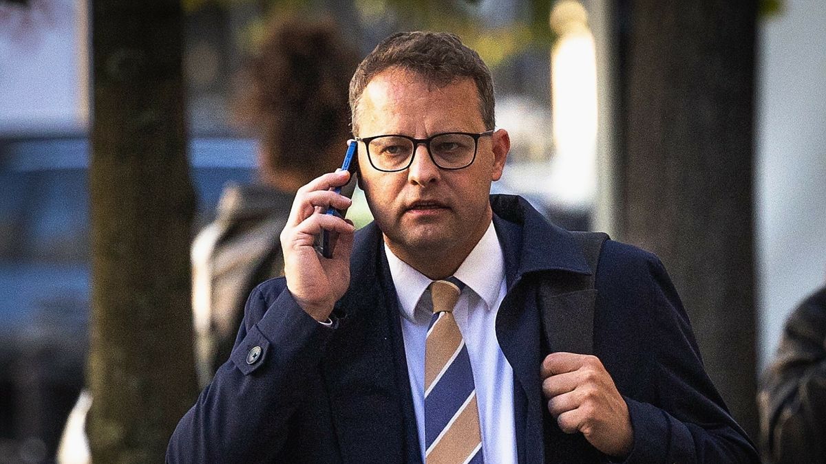 Marcin Romanowski na ulicach Warszawy
01.10.2024 Warszawa Podejrzany w aferze Funduszu Sprawiedliwosci,  b. wiceminister Sprawiedliwosci Marcin Romanowski nie pojawil sie w Sejmie na glosowaniach, tylko osamotniony nerwowo telefonuje przemierzajac ulice Warszawy. Dzieje sie to kilka godzin po tym, jak Komisja Regulaminowa Rady Europy poparla uchylenie jego immunitetu.
n/z Marcin Romanowski, polityk Suwerennej Polski, posel klubu PiS 
fot Stach Antkowiak/REPORTER
Stach Antkowiak/REPORTER