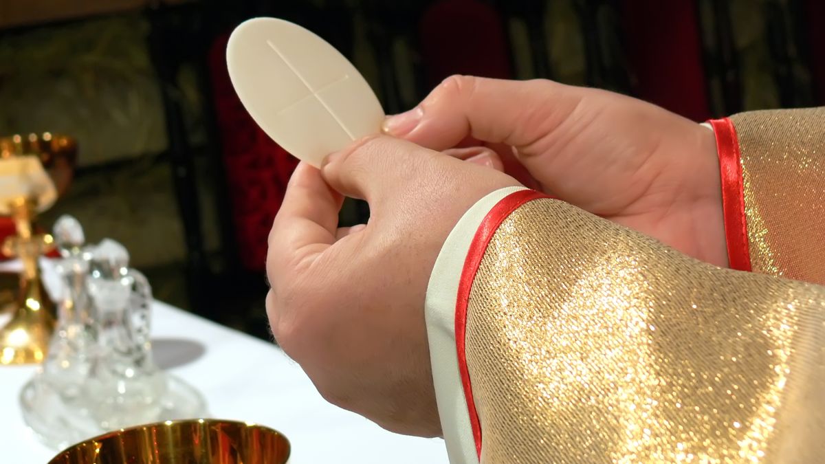 Koronawirus podczas komunii świętej.