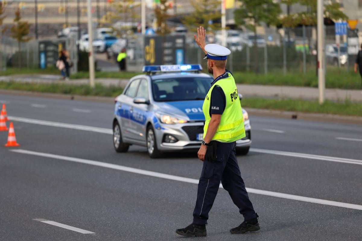 Osobówka z przyczepą zderzyła się z dostawczakiem