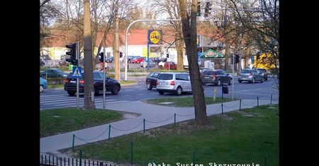 Kolizja dwóch aut na Drodze Męczenników Majdanka. Zobacz moment zdarzenia (wideo)