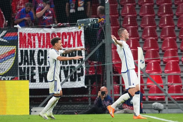 Na zdjęciu: transparent kibiców Rakowa. Fot. Lars Ronbog/Getty Images