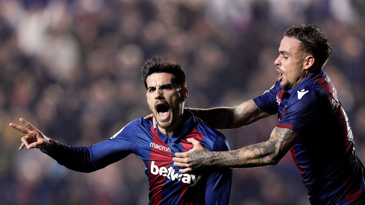 PAP/EPA / Kai Foersterling / Na zdjęciu: piłkarze Levante UD