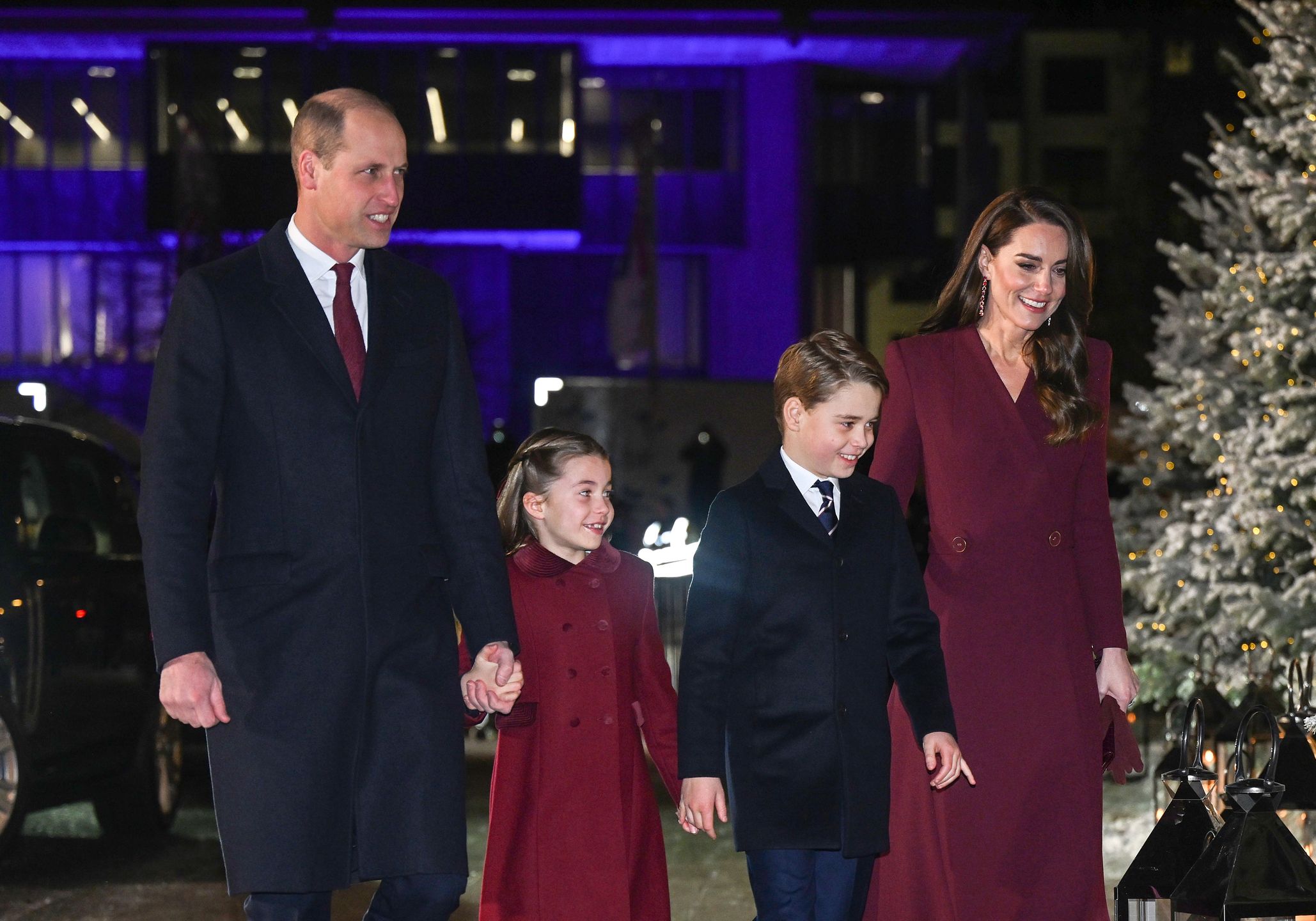 Książę George i księżniczka Charlotte towarzyszą Williamowi i Kate podczas świątecznego koncertu