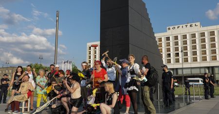Tak uczcili rocznicę smoleńską. Przebrali się i wysprzątali pomnik. "Dla prezesa"