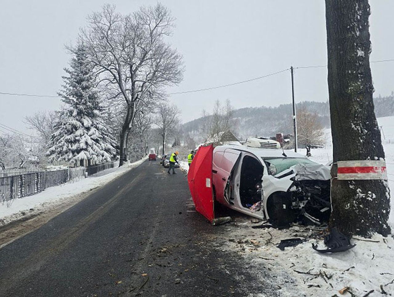 Dostawczak uderzył w drzewo w Kaczorowie. 27-latek zginął na miejscu