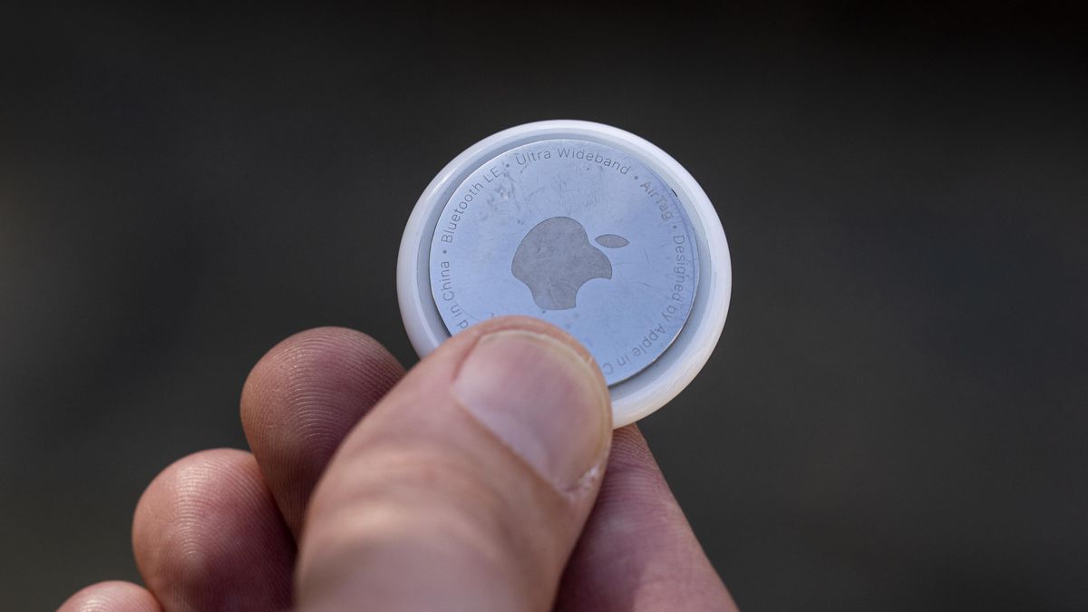 SAN FRANCISCO, CALIFORNIA - MARCH 14, 2022: Discussion of Apple AirTags by Washington Post reporter Geoff Fowler in San Francisco, California Monday March 14, 2022. (Melina Mara/The Washington Post via Getty Images)