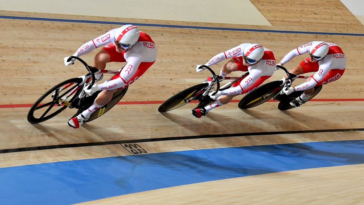 PAP / . Od lewej: Rafał Sarnecki, Mateusz Rudyk i Patryk Rajkowski, w kwalifikacyjnym wyścigu drużynowego sprintu podczas Pucharu Świata w kolarstwie torowym, 3 bm. w Pruszkowie. 