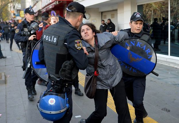 Turcja: obławy na policjantów i cywili
