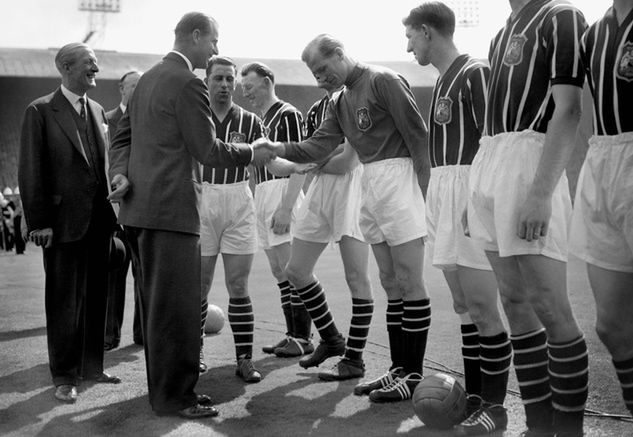 Książę Edynburga Filip i Bert Trautmann przed finałem Pucharu Anglii w 1956 roku/fot. PAP/PA