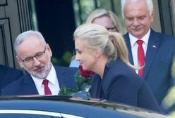 Niedzielski z bukietem róż. Przywitał nową minister