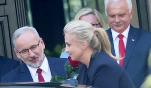 Niedzielski z bukietem róż. Przywitał nową minister