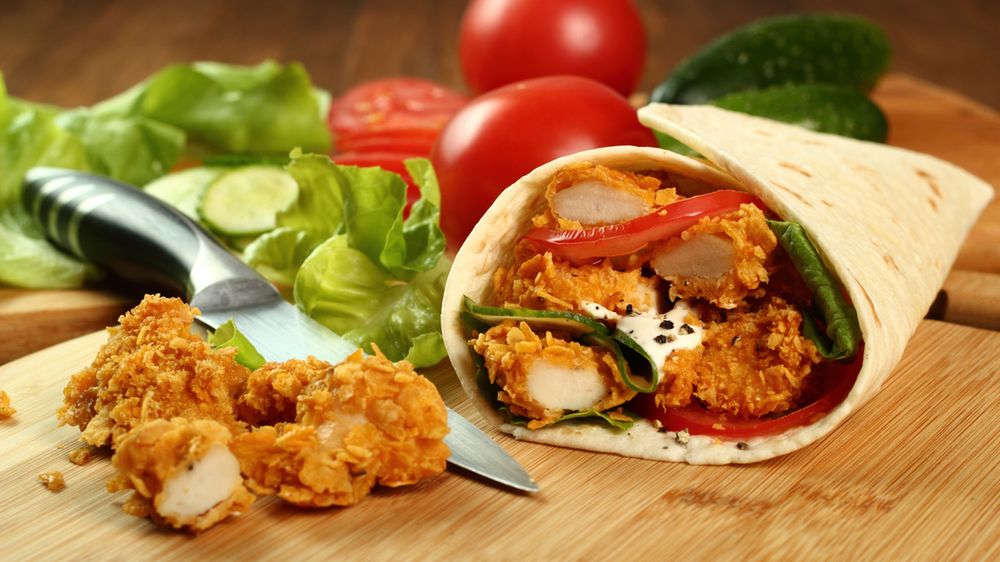 Tortilla z chrupiącym kurczakiem z sałatą, serem i sosem ranczerskim