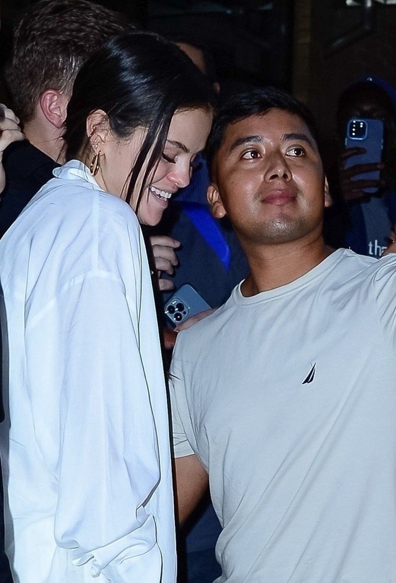 Selena Gomez "przyłapana" przed hotelem