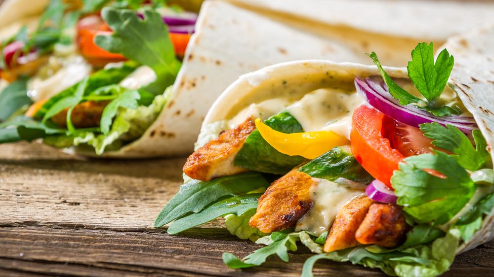 Tortilla z grillowanym kurczakiem z sałatą, serem i sosem ranczerskim