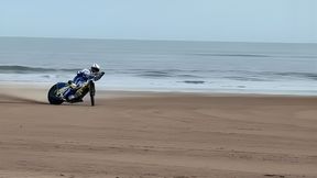 Wprawił mieszkańców w osłupienie. Jeździł motocyklem żużlowym po... plaży