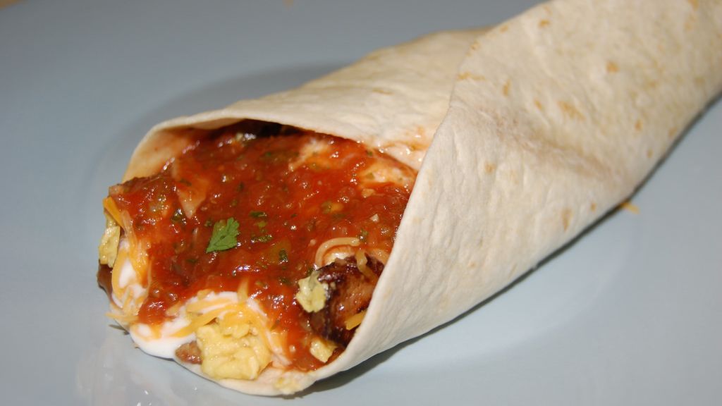 Burrito z jajkiem, serem i kiełbasą