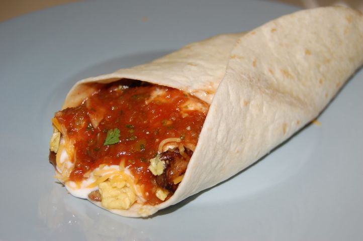 Burrito z jajkiem, serem i kiełbasą