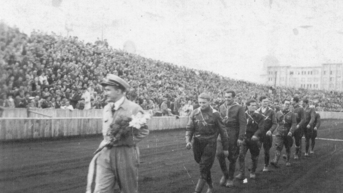 Materiały prasowe / archiwum Stefana Smołki / Pierwsza zwycięska reprezentacja Polski na stadionie SKRA w Warszawie w 1948 roku; jako pierwszy żużlowiec kroczy Alfred Smoczyk, za nim Jan Siekalski, Ludwik Draga, Rudolf Breslauer, Jerzy Jankowski,