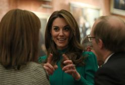 Kate Middleton podczas przyjęcia w Pałacu Buckingham. Wybrała wyraźną zieleń