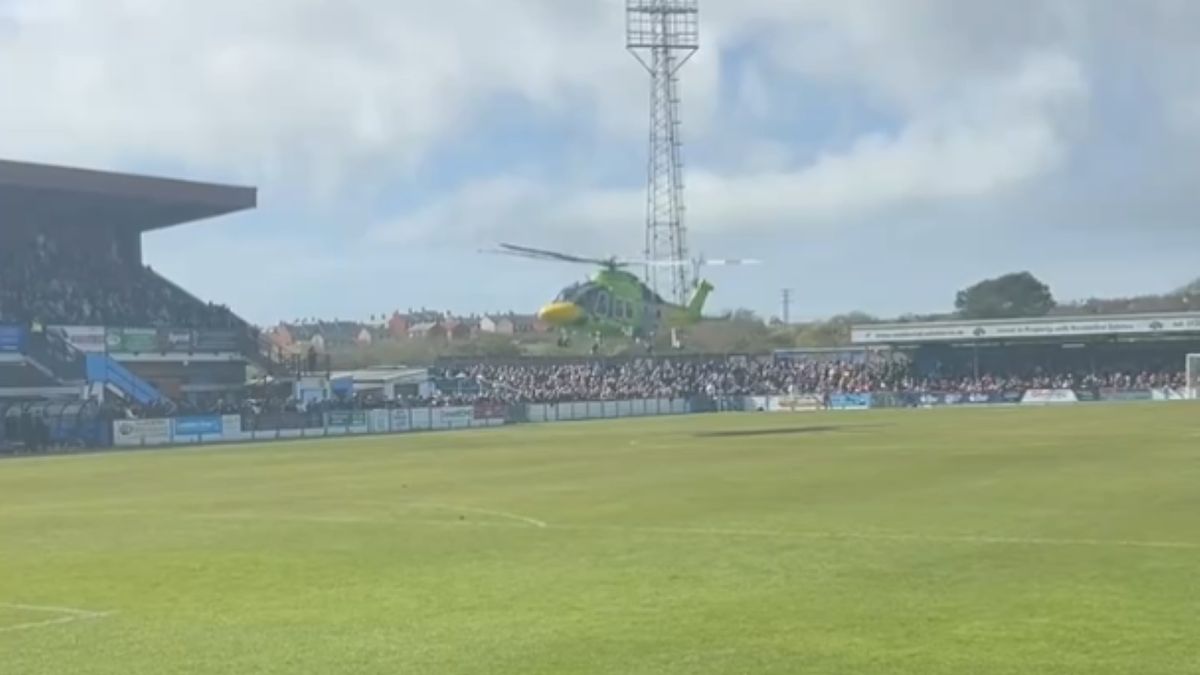 Zdjęcie okładkowe artykułu: Twitter / Josh Wilde / Na zdjęciu: helikopter medyczny na stadionie im. Boba Lucasa