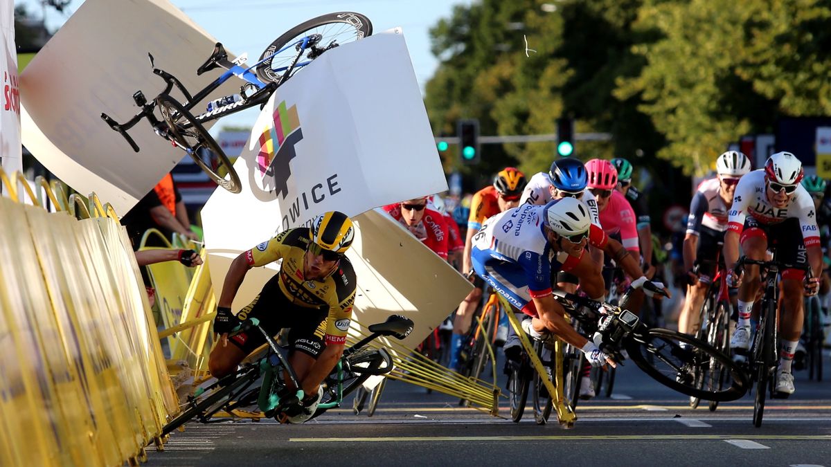 Katowice, 05.08.2020. Kraksa na mecie 1. etapu wyścigu kolarskiego 77. Tour de Pologne z Chorzowa do Katowic, 5 bm. Po blisko pięciomiesięcznej przerwie, ruszył pierwszy na świecie wyścigu etapowy najwyższej kategorii World Tour. (paw) PAP/Andrzej Grygiel