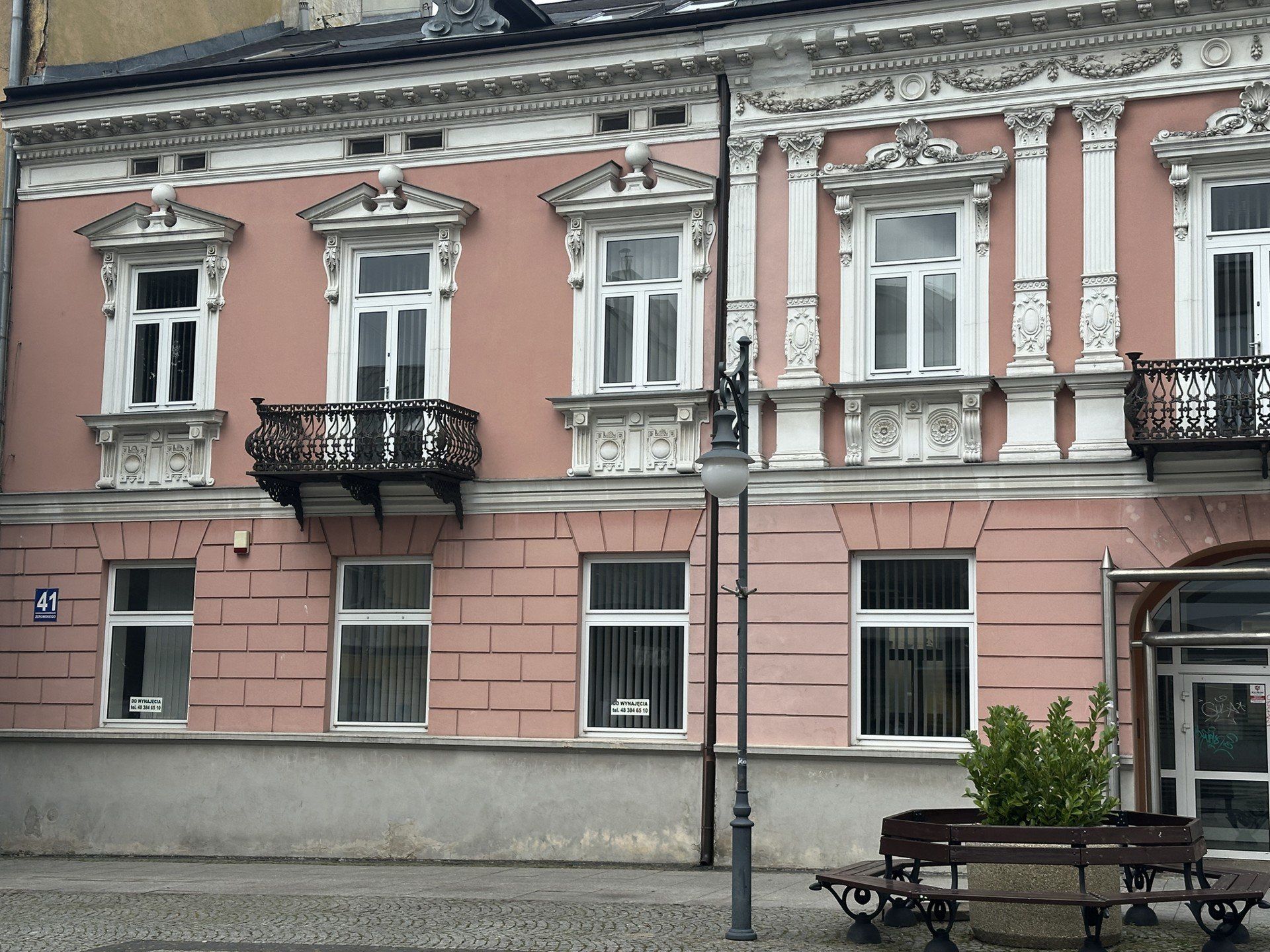 Nieoficjalnie wiemy, że w kamienicy miałby się nie tylko mieścić radomski oddział IPN, którego siedzibą obecnie jest budynek byłego Urzędu Wojewódzkiego przy Placu Corazziego 53.