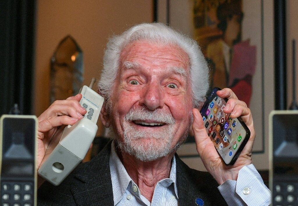 Martin Cooper z pierwszą Motorolą i nowym iPhone'em