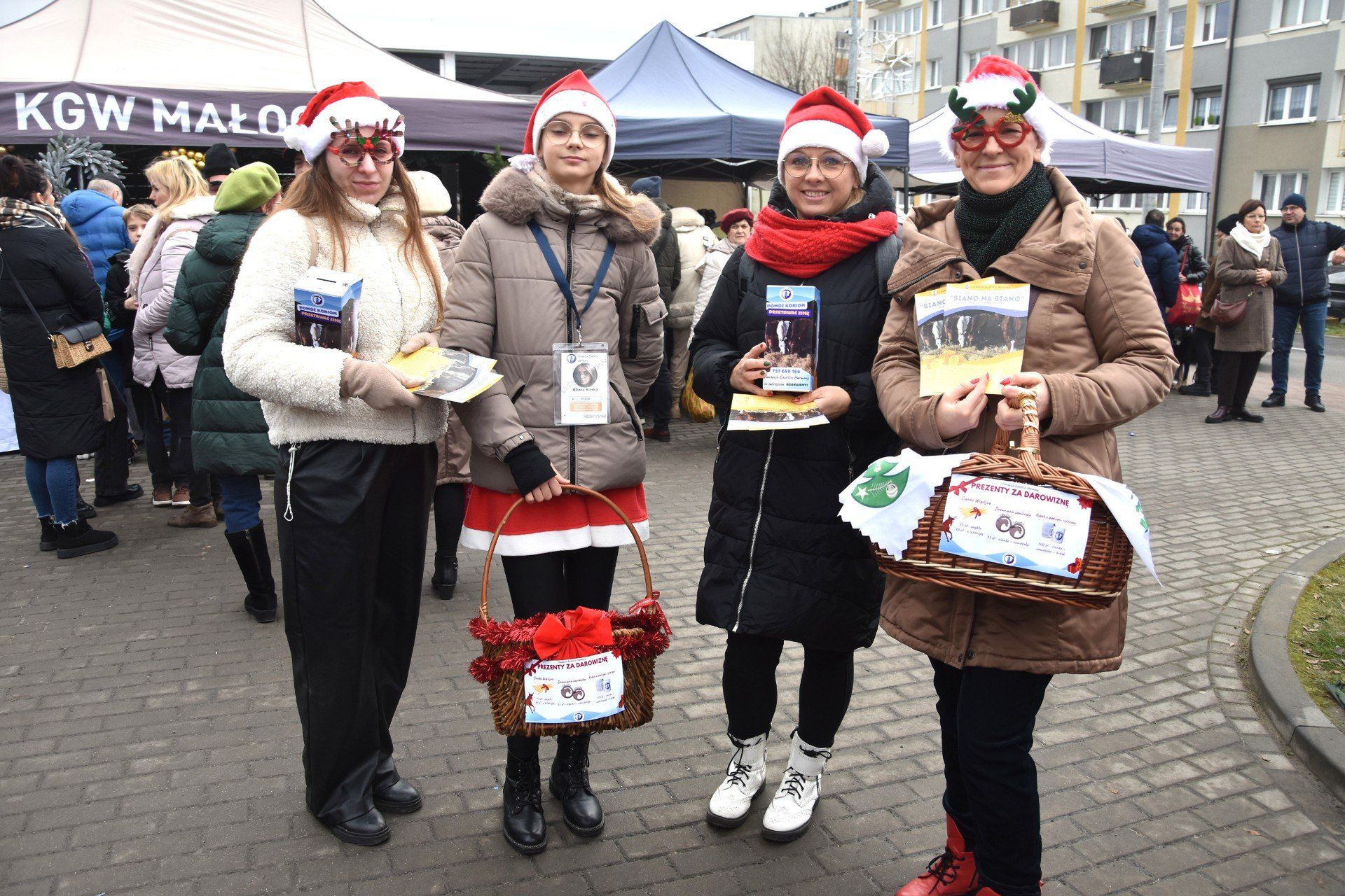 Podczas Nakielskiego Jarmarku Bożonarodzeniowego wspomóc można było szczytne cele. Datki do puszek zbierały przedstawicielki Fundacji Equlistic Harmony z gminy Kcynia, która opiekuje się końmi po przejściach