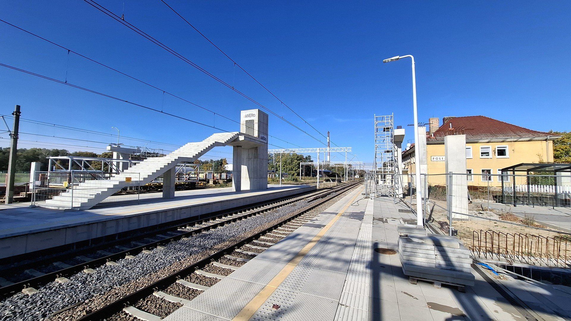 a polickim dworcu powstają dwie kładki nad torami, które ułatwią dotarcie na peron. Na regularne kursy Szczecińskiej Kolei Metropolitalnej na trasie do Polic będziemy jednak musieli poczekać do 2026 roku