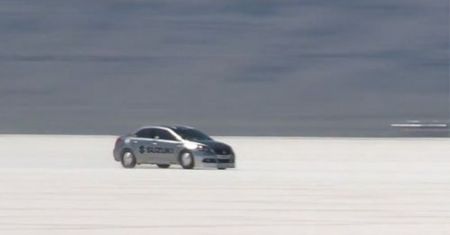 Suzuki Kizashi + Bonneville = 325 km/h!