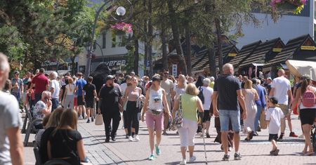 Gigantyczne kolejki w Tatrach. "Co to za przyjemność stać tyle?"