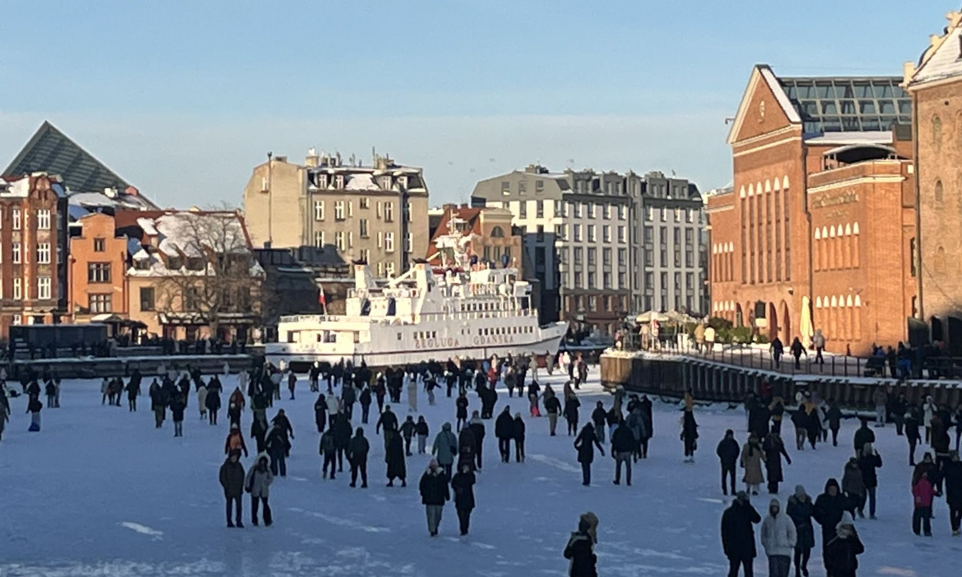 Tłumy na zamarzniętej Motławie 