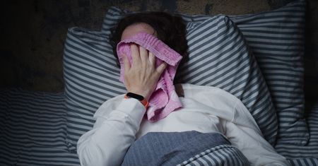 Pocisz się nocą? To charakterystyczny objaw tego raka