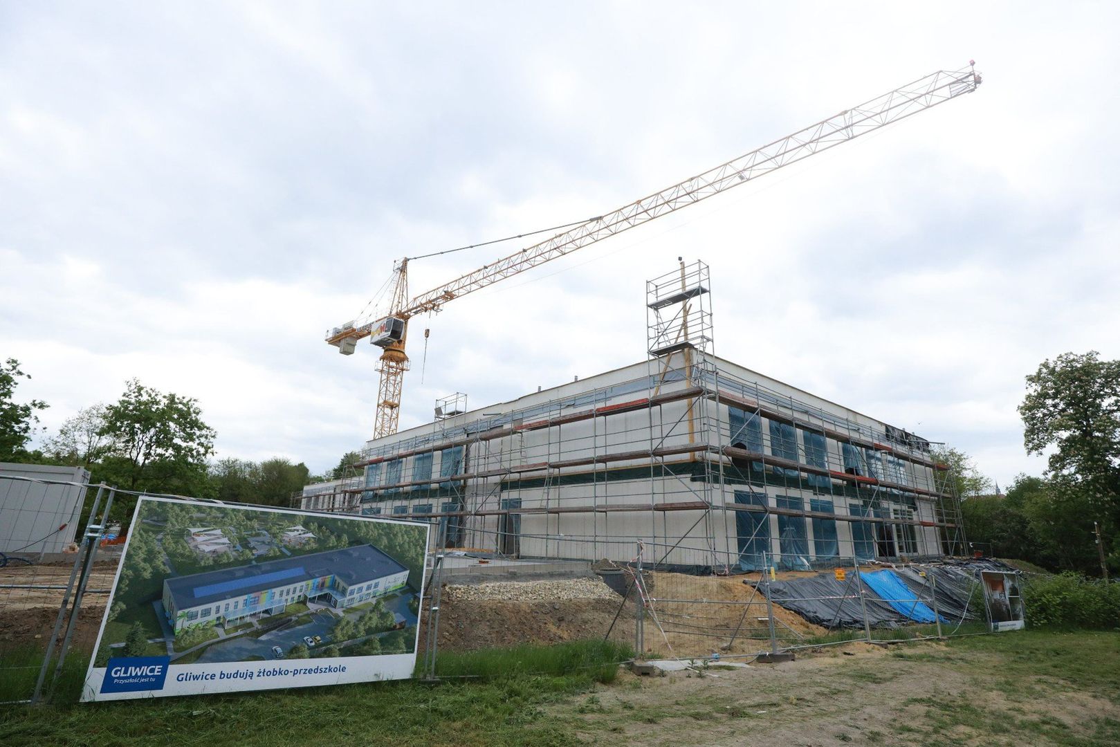 W Gliwicach trwa budowa energooszczędnego żłobko-przedszkola. Inwestycja o wartości 40 mln zł szybko powstaje dzięki technologii prefabrykowanych modułów drewnianych.