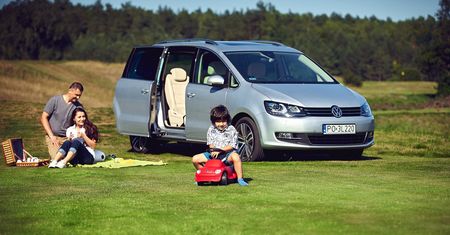 Duże zniżki na duże samochody: zestawienie ofert Volkswagenów Tiguana Allspace i Sharana