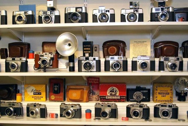 100 lat fotografii w jednym miejscu. Kolekcja 600 aparatów warta 35 tys. dolarów na sprzedaż 2