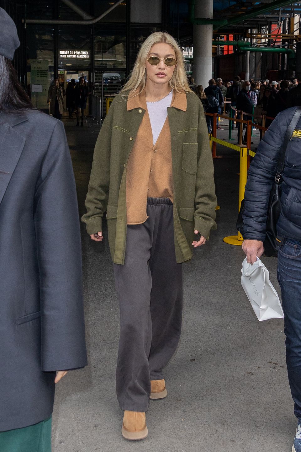 Gigi Hadid w modnych klapkach
