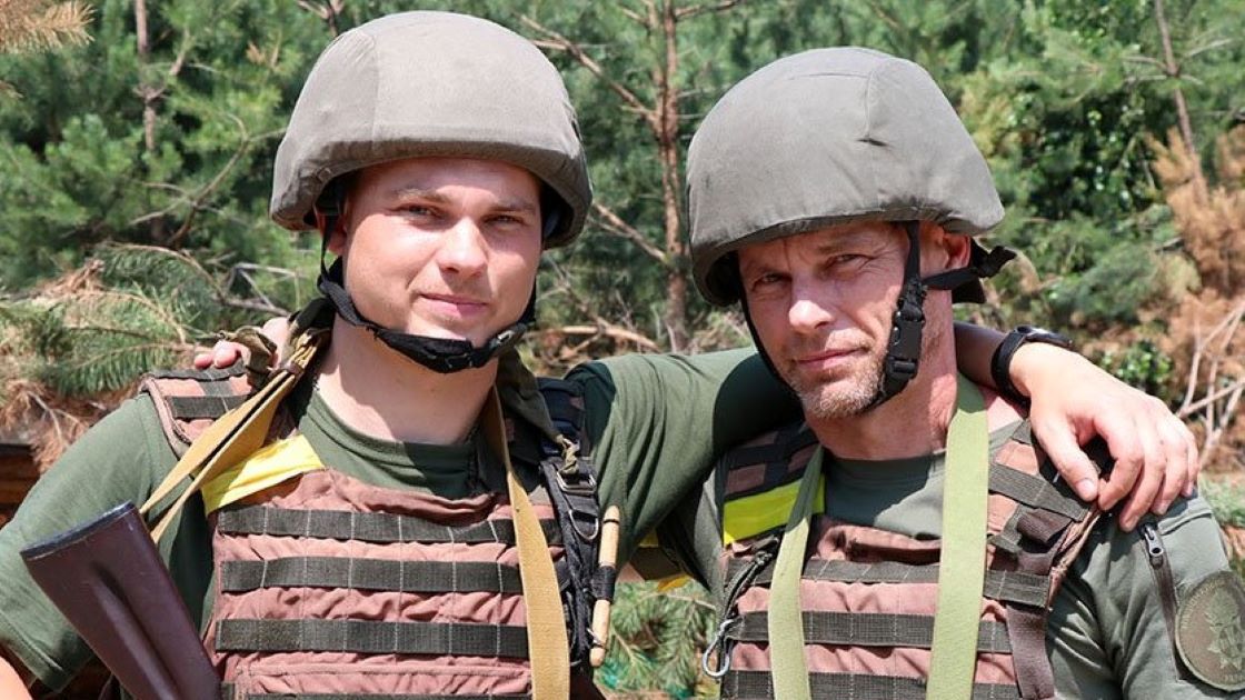 Ojciec i syn walczą ramię w ramię 